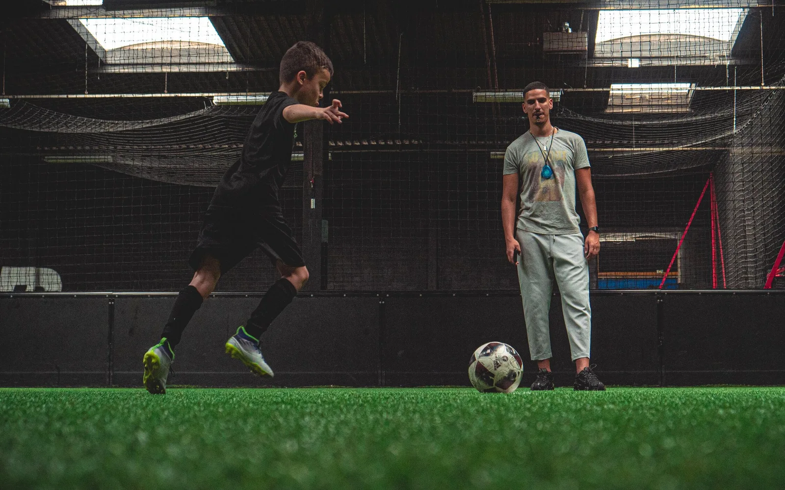 Séance de foot indoor sur un terrain du Street Beauchamp