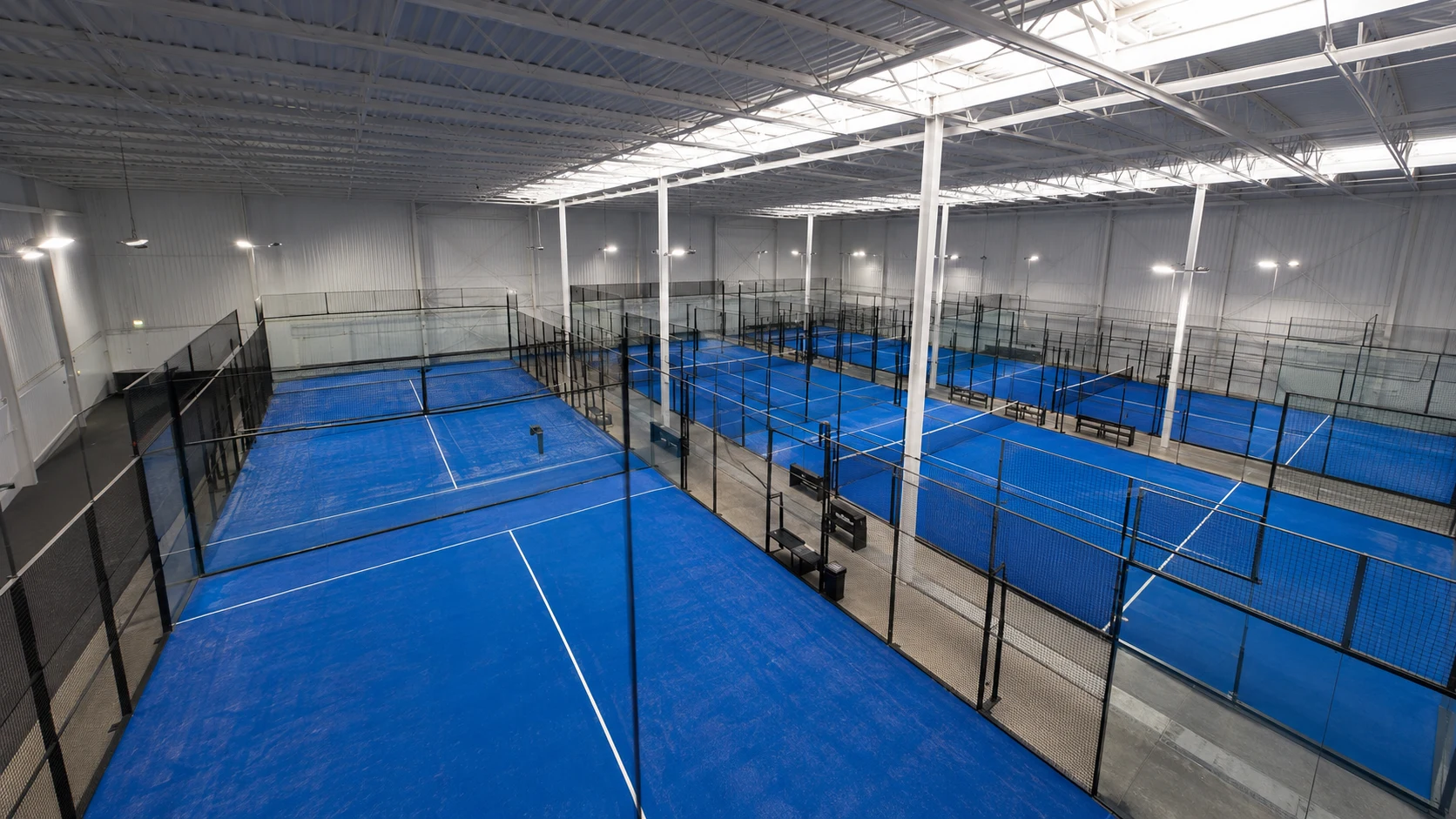 Vue des terrains de padel indoor Padel Football Club Beauchamp