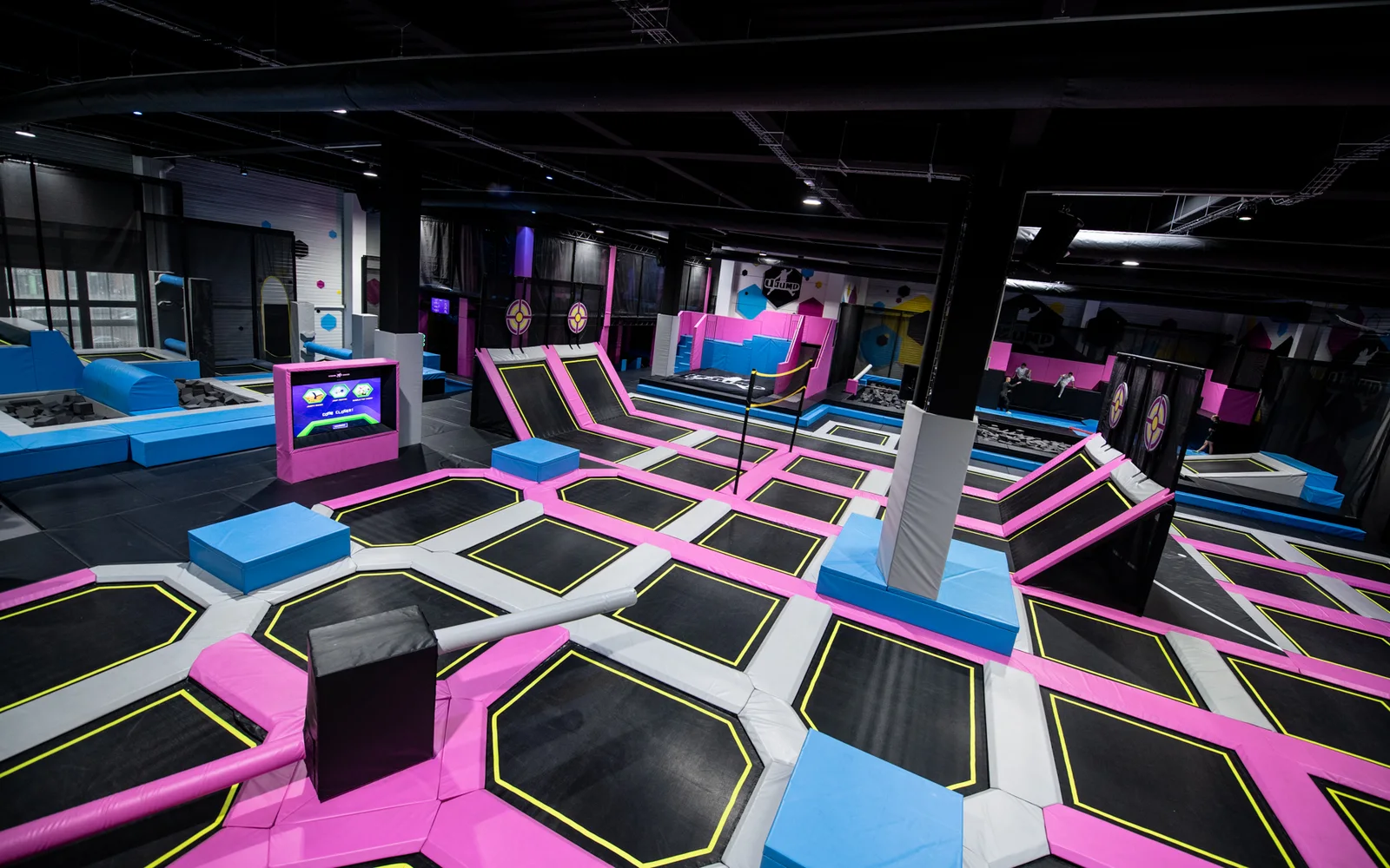 Vue intérieure du trampoline park Urban Jump Cergy